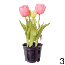 Umelé tulipány v črepníku, rôzne farby.