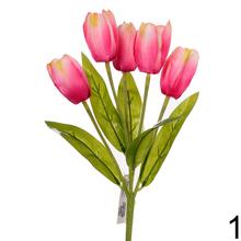 Kytica umelých tulipánov v rôznych farbách.