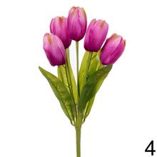 Kytica umelých tulipánov v rôznych farbách.