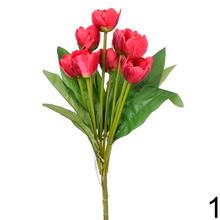 Kytica umelých tulipánov v žltej farbe.