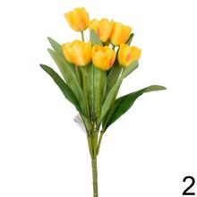 Kytica umelých tulipánov v žltej farbe.