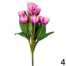 Kytica umelých tulipánov v žltej farbe.