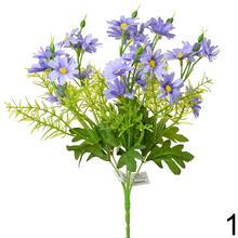 Kytica umelých margarétok v rôznych farbách.