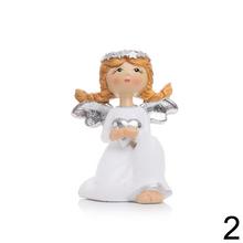 Dekoračný anjel so srdcom, biely, klačiaci.