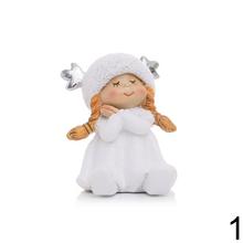 Dve deti sediace s čiapkami a parožím, biele keramické dekorácie.