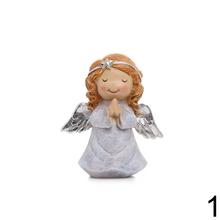 Dekoračný anjel s modliacou pozou a srdcom.