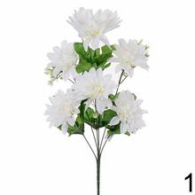 Kytica umelých kvetov s bielymi dáhliami a listami.