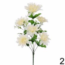 Kytica umelých kvetov s bielymi dáhliami a listami.