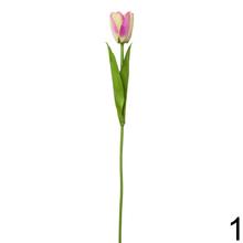 Umelé kvety tulipán v rôznych farbách.