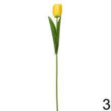 Umelé kvety tulipán v rôznych farbách.