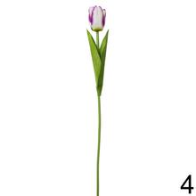 Umelé kvety tulipán v rôznych farbách.