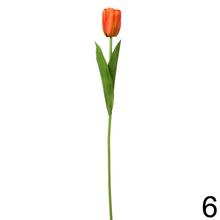 Umelé kvety tulipán v rôznych farbách.
