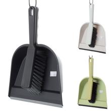 Lopatka s gumou a metlička v rôznych farbách.