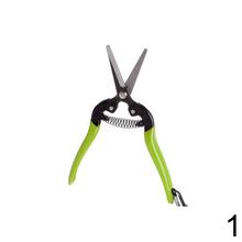 Záhradnícke nožnice s ergonomickými rukoväťami.