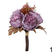 Kytica pivónia s fialovými a ružovými kvetmi.