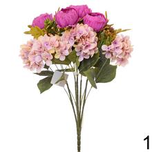 Kytica z umelých kvetov s pivonkami, hortenzijami a bodliakmi.