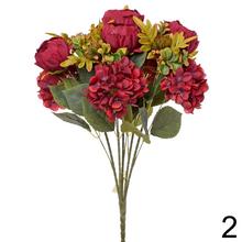 Kytica z umelých kvetov s pivonkami, hortenzijami a bodliakmi.