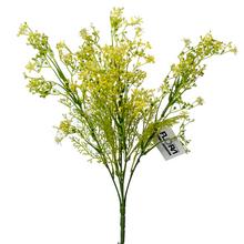 Žltý zápich gypsa s umelými kvetmi.