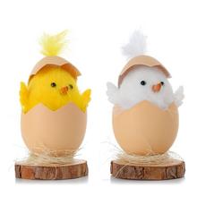 Kuriatko s pierkom v škrupinke na drevenom podstavci, mix farieb.