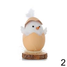 Kuriatko s pierkom v škrupinke na drevenom podstavci, mix farieb.