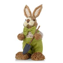 ZAJAC HNEDÝ, ZELENÉ OBLEČENIE, LOPATA, SLAMA 15*13*30CM - FLORASYSTEM