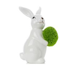 Biely porcelánový zajačik s machovým vajcom.