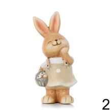 Hnedé keramické zajačiky v šatách s vajíčkom a košíkom.