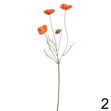 Umelé kvety mak, červené a oranžové kvety na dlhých stonkách.