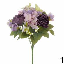 Kytica umelých kvetov s pivonkami, hortenzijami a drobnými kvetmi.