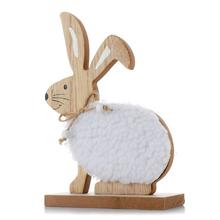 Drevený zajačik s bielym kožúškom.