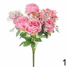 Kytica umelých ruží a drobných kvetov v mixe farieb.