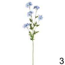 Umelé kvety delphinium grandiflora v bielej, fialovej a modrej farbe.