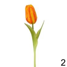 Umelé kvety tulipán v rôznych farbách.