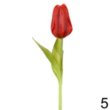 Umelé kvety tulipán v rôznych farbách.