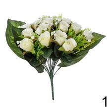 Kytica umelých ruží v žltej farbe s listami.