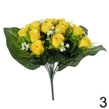 Kytica umelých ruží v žltej farbe s listami.