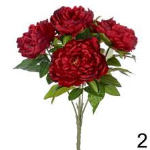 Kytica pivoniek v bielej a červenej farbe s listami.