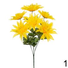 Kytica umelých kvetov s dáhliami v žltej, bielej a ružovej farbe.