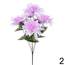 Kytica umelých kvetov s dáhliami v žltej, bielej a ružovej farbe.