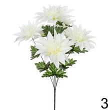 Kytica umelých kvetov s dáhliami v žltej, bielej a ružovej farbe.