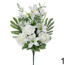 Kytica umelých kvetov s ružami a ľaliami.