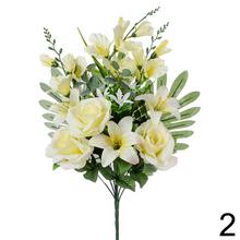 Kytica umelých kvetov s ružami a ľaliami.