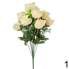 Kytica umelých ruží s bielymi kvetmi.
