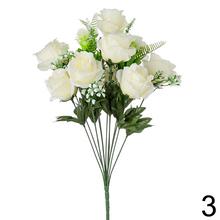 Kytica umelých ruží s bielymi kvetmi.