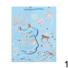 Detská darčeková taška s motívom medvedíka a oblečenia pre chlapca.