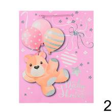 Detská darčeková taška s motívom medvedíka a oblečenia pre chlapca.