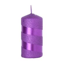 Fialová vianočná sviečka s metalickými pruhmi.