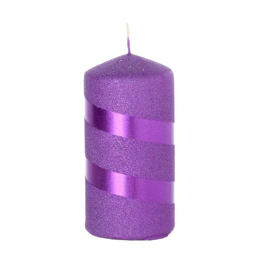 Fialová vianočná sviečka s glitrom a pruhmi.