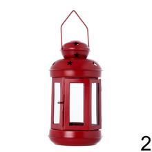 Kovový vianočný lampáš v bielej a červenej farbe.