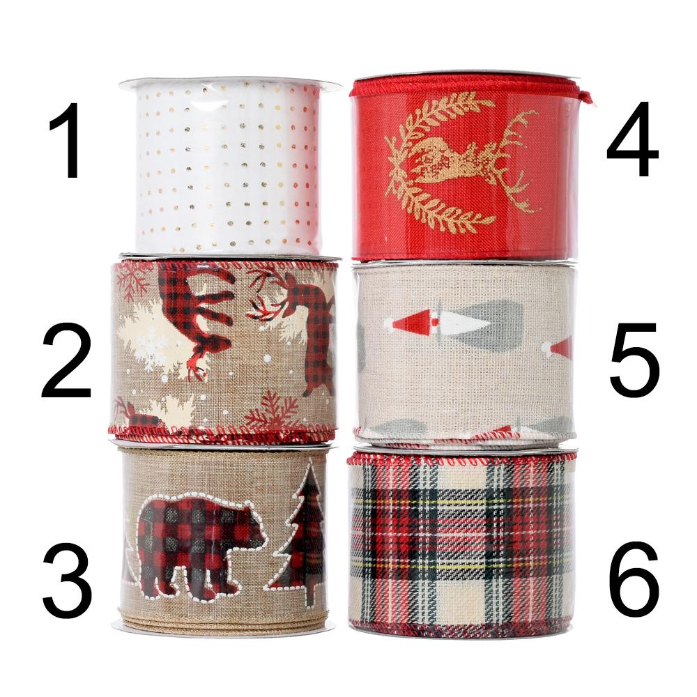 Vianočné stuhy rôznych dizajnov v rolkách.